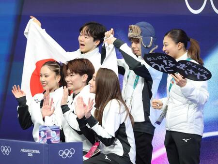 演技を終えた吉田唄菜・森田真沙也組（手前左から）の得点を待つ（後列左から）鍵山優真、佐藤駿、坂本花織（撮影・吉澤敬太）