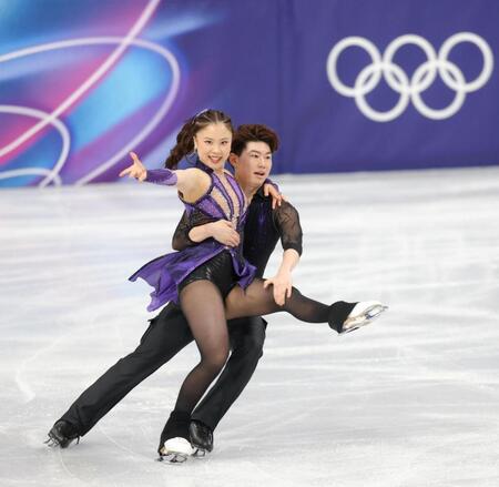 笑顔で演技する吉田唄菜（左）・森田真沙也組（撮影・吉澤敬太）