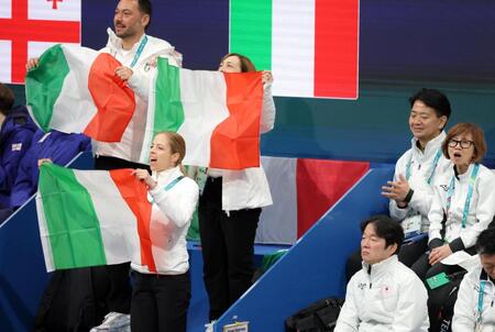 イタリアチームを応援する鍵山優真のコーチのカロリナ・コストナーさん（手前左）。同右は父の鍵山正和コーチ（撮影・吉澤敬太）