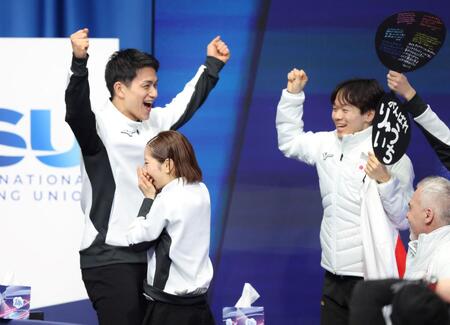 高得点に大喜びの三浦璃来（手前）、木原龍一（左）組と鍵山優真（右）ら（撮影・吉澤敬太）