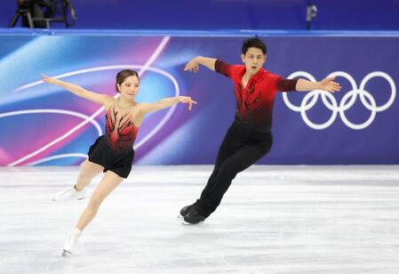 華麗に舞う三浦璃来（左）、木原龍一組（撮影・吉澤敬太）