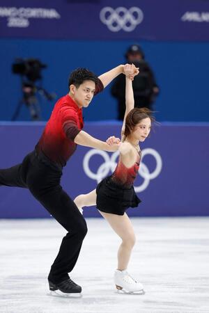 団体ペア・ＳＰ　演技する三浦璃来（右）、木原龍一組＝ミラノ（共同）