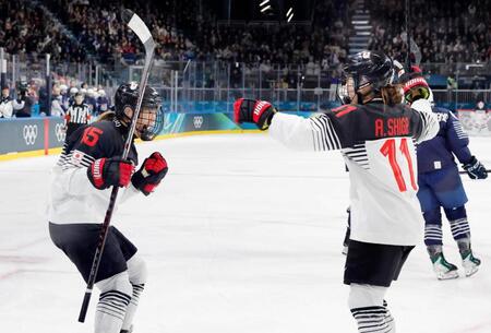 日本－フランス　第２ピリオド、先制ゴールを決め喜ぶ浮田（左）＝ミラノ（共同）