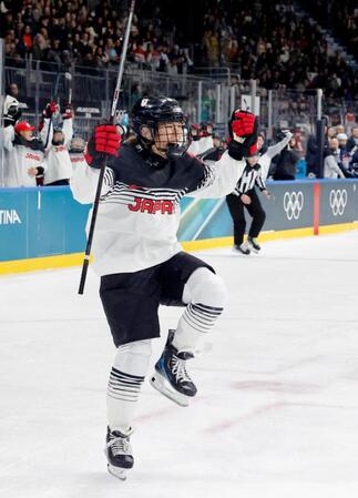 日本－フランス　第２ピリオド、先制ゴールを決め喜ぶ浮田＝ミラノ（共同）