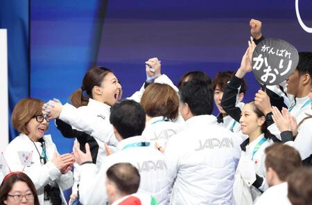 演技を終え、三浦璃来、木原龍一組ら日本チームメンバーと喜ぶ坂本花織（中央）＝撮影・吉澤敬太