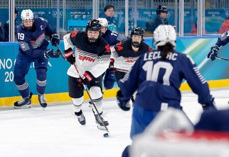 日本－フランス　第３ピリオド、攻め込む伊藤＝ミラノ（共同）