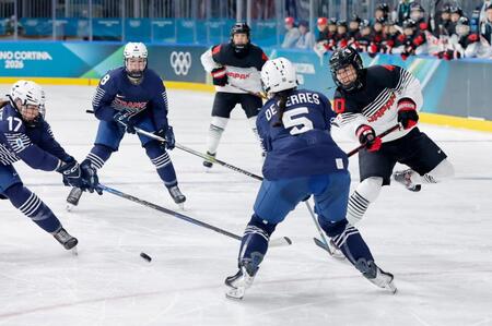 日本－フランス　第３ピリオド、ゴールを狙う野呂里（右端）＝ミラノ（共同）
