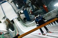 男子個人ノーマルヒルの公式練習でスタートする小林陵侑＝プレダッツォ（共同）