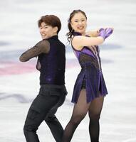 ポーズを決める吉田唄菜（右）・森田真沙也組（撮影・吉澤敬太）