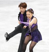 激しく舞う吉田唄菜（右）・森田真沙也組（撮影・吉澤敬太）