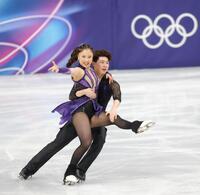 笑顔で演技する吉田唄菜（左）・森田真沙也組（撮影・吉澤敬太）