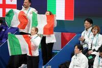 イタリアチームを応援する鍵山優真のコーチのカロリナ・コストナーさん（手前左）。同右は父の鍵山正和コーチ（撮影・吉澤敬太）