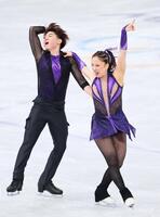 演技する吉田唄菜（右）、森田真沙也組