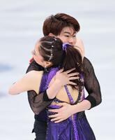 演技を終え抱き合う吉田唄菜（手前）、森田真沙也組