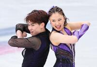 演技する吉田唄菜（右）、森田真沙也組