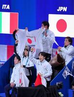 吉田唄菜、森田真沙也組に声援を送る鍵山優真（中央左）、佐藤駿（同右）ら