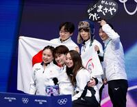 演技を終えた吉田唄菜（前列左）、森田真沙也（同中央）組。後列は左から鍵山優真、佐藤駿、坂本花織（共同）