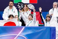 演技を終えた吉田唄菜、森田真沙也組に声援を送る（手前左から）鍵山優真、坂本花織、佐藤駿ら日本チーム（共同）