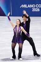 演技を終え、手を振る吉田唄菜（左）、森田真沙也組（共同）