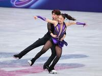 演技する吉田唄菜（手前）、森田真沙也組