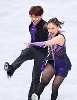 演技する吉田唄菜（右）、森田真沙也組