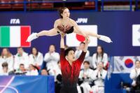 団体ペア・ＳＰ　演技する三浦璃来（上）、木原龍一組＝ミラノ（共同）