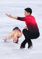 演技する三浦璃来（左）、木原龍一組