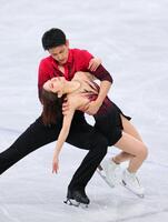 演技する三浦璃来（手前）、木原龍一組