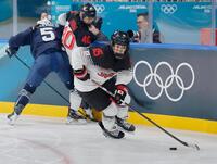 日本－フランス　第３ピリオド、攻め込む浮田（右）＝ミラノ（共同）