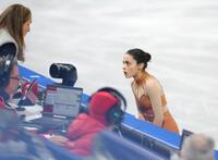 曲がかかるも、途中で演技をやめ、関係者に話すカナダのマデリン・シーザス（右）＝撮影・吉澤敬太