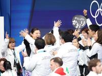 演技を終え、三浦璃来、木原龍一組ら日本チームメンバーと喜ぶ坂本花織（中央）（撮影・吉澤敬太）