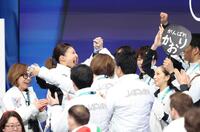 演技を終え、三浦璃来、木原龍一組ら日本チームメンバーと喜ぶ坂本花織（中央）＝撮影・吉澤敬太