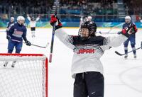 日本－フランス　第３ピリオド、ゴールを決め笑顔の前田＝ミラノ（共同）