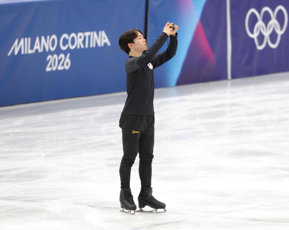 　練習後、リンクを撮影する鍵山優真