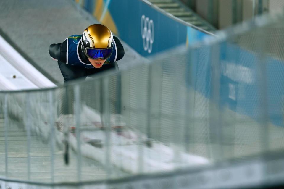 男子個人ノーマルヒルの公式練習で助走路を滑走する小林陵侑＝プレダッツォ（共同）