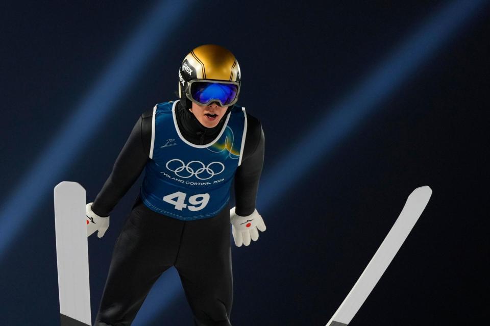 男子個人ノーマルヒルの公式練習で飛躍する小林陵侑＝プレダッツォ（共同）