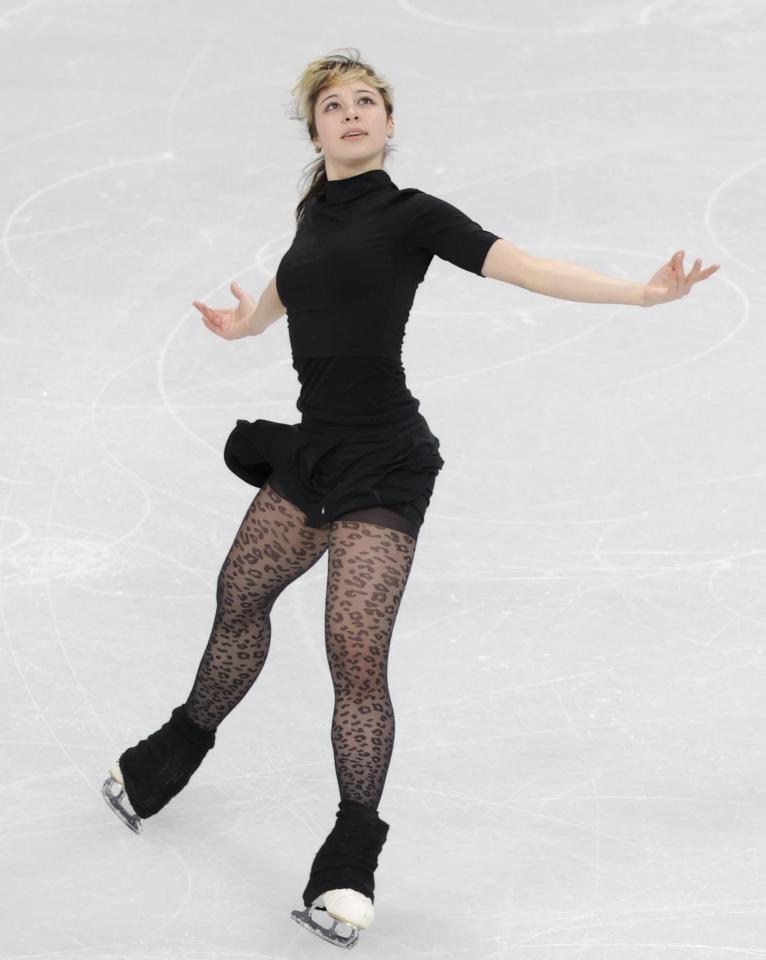 本番のリンクで練習する米国のアリサ・リュウ＝ミラノアイススケートアリーナ（撮影・吉澤敬太）