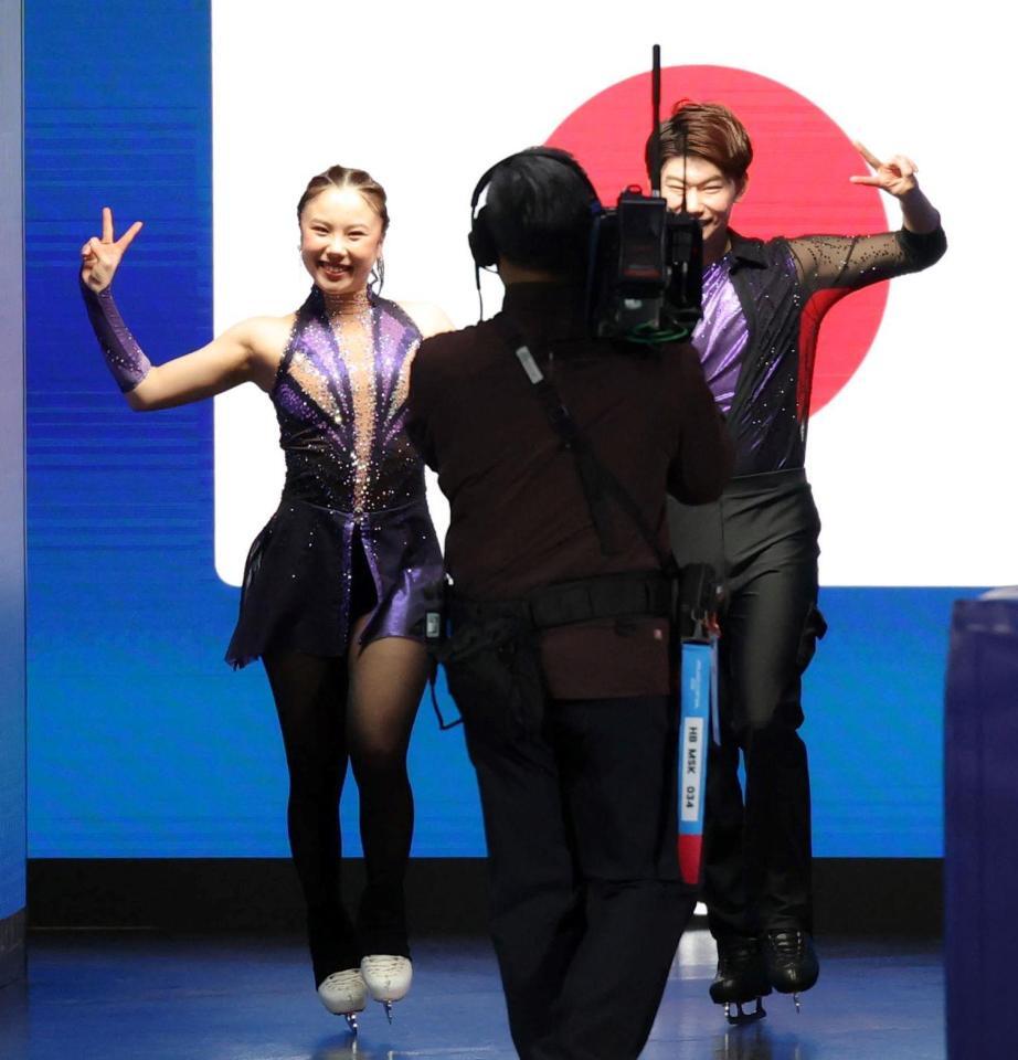 Ｖサインで入場する吉田唄菜（左）・森田真沙也組（撮影・吉澤敬太）