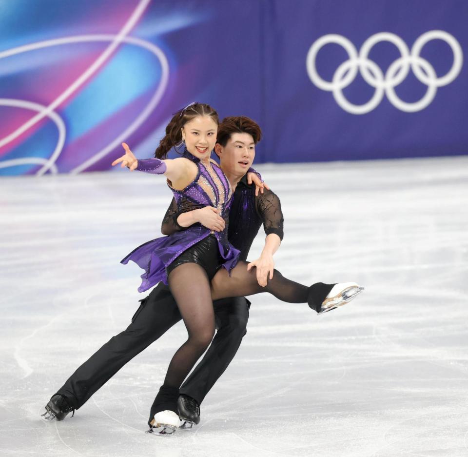 笑顔で演技する吉田唄菜（左）・森田真沙也組（撮影・吉澤敬太）