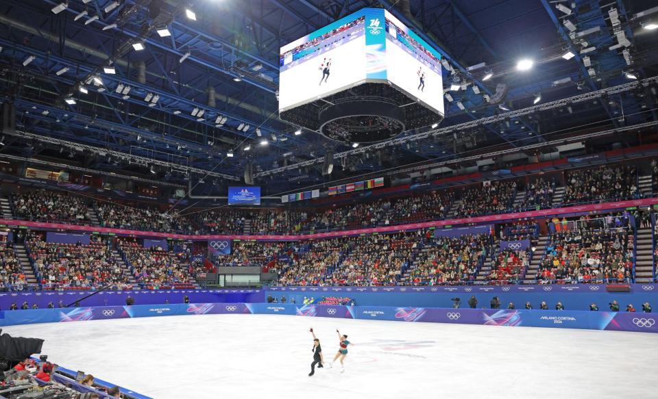 盛り上がるフィギュアスケート会場のミラノアイススケートアリーナ（撮影・吉澤敬太）