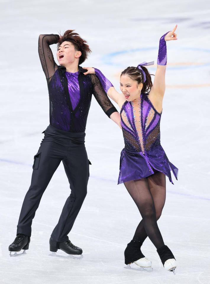 演技する吉田唄菜（右）、森田真沙也組