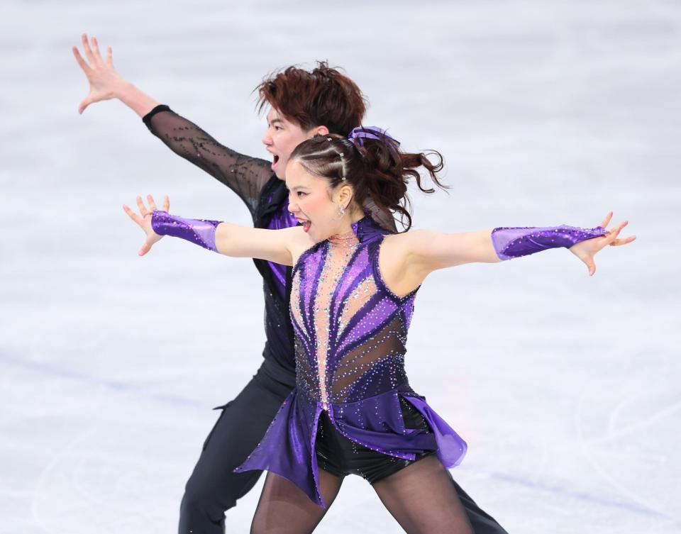 演技する吉田唄菜（手前）、森田真沙也組