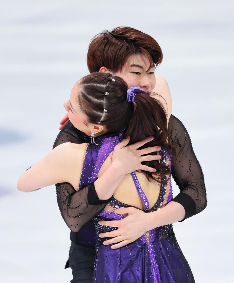 演技を終え抱き合う吉田唄菜（手前）、森田真沙也組