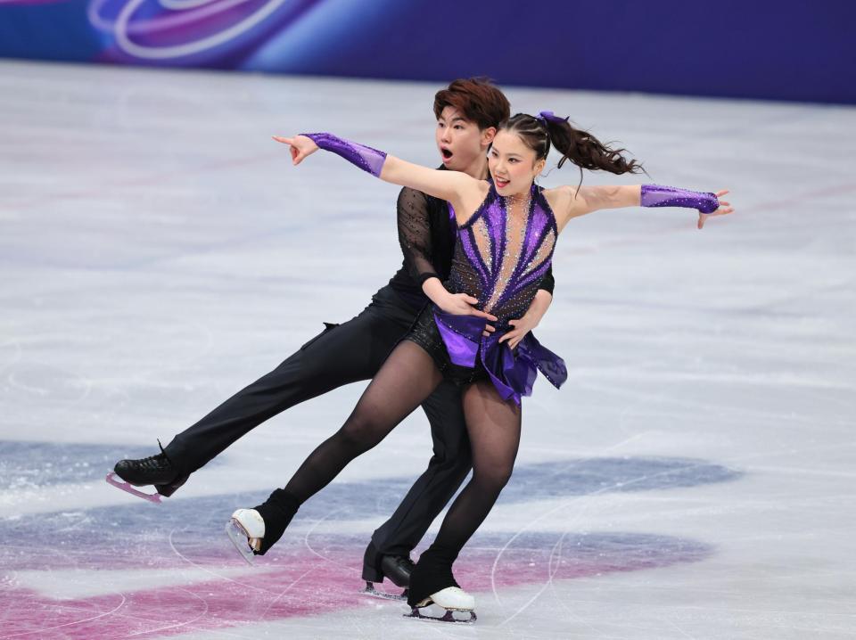 演技する吉田唄菜（手前）、森田真沙也組