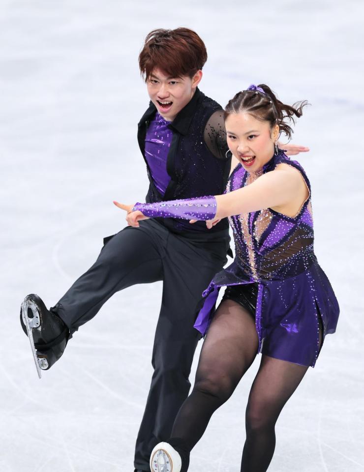 演技する吉田唄菜（右）、森田真沙也組