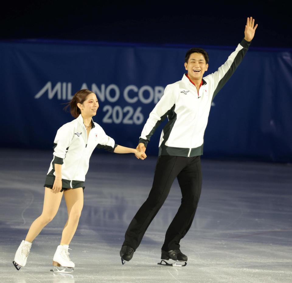 登場し手を振る三浦璃来（左）、木原龍一組（撮影・吉澤敬太）