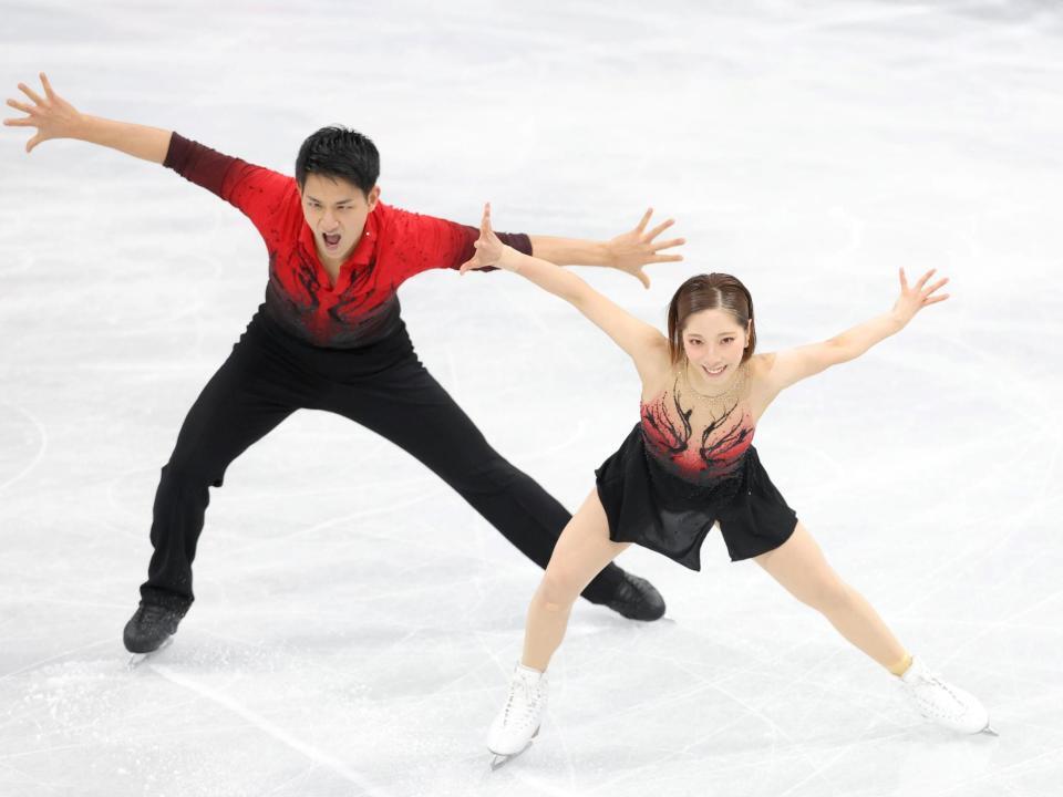 会心の演技を見せる三浦璃来（右）、木原龍一組（撮影・吉澤敬太）