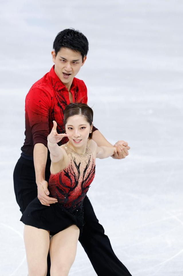 団体ペア・ＳＰ　演技する三浦璃来（下）、木原龍一組＝ミラノ（共同）