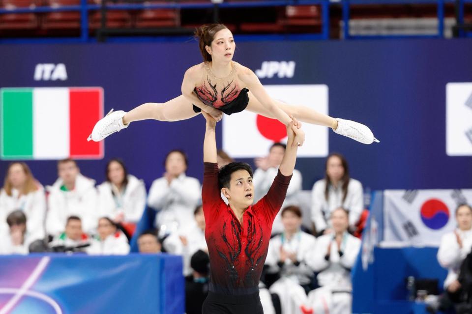 団体ペア・ＳＰ　演技する三浦璃来（上）、木原龍一組＝ミラノ（共同）