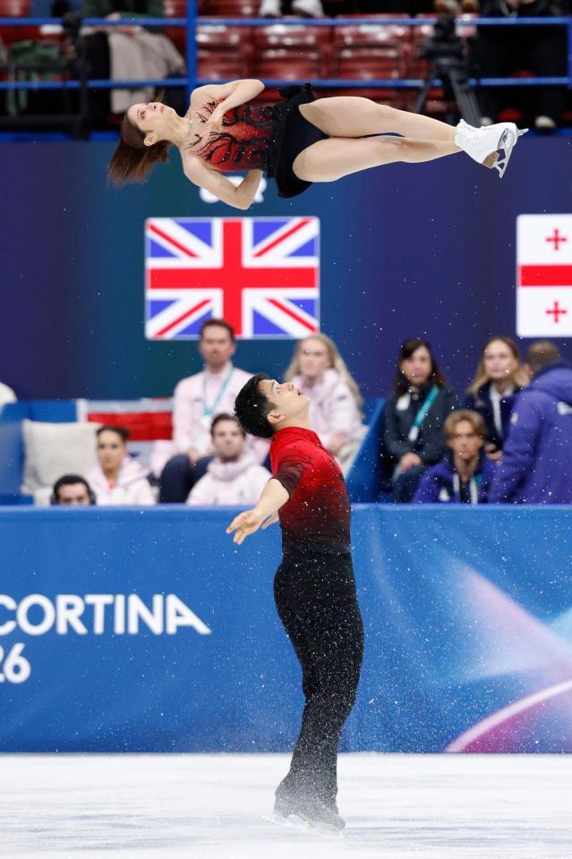 団体ペア・ＳＰ　演技する三浦璃来（上）、木原龍一組＝ミラノ（共同）